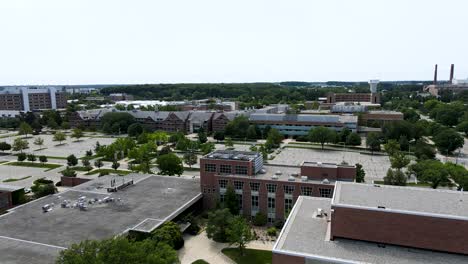 Linksschwenk-Mit-Der-Mavic-Air-2-über-Den-Campus