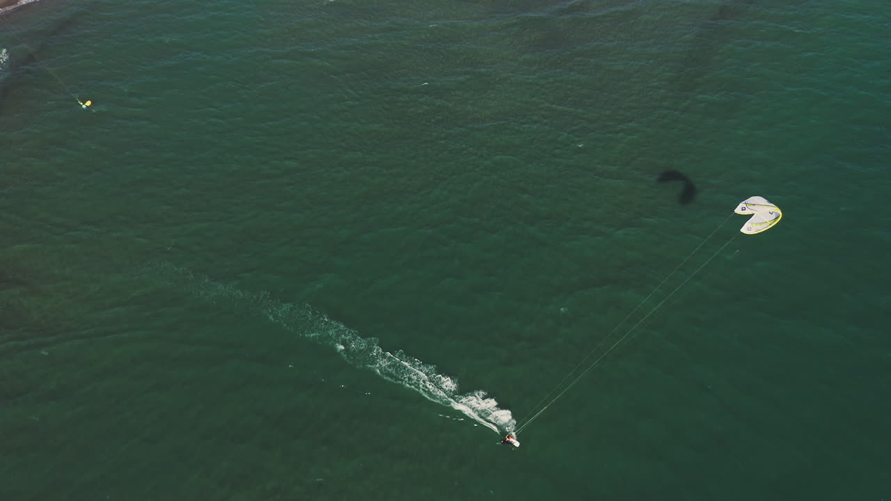 바다에서 카이트보딩