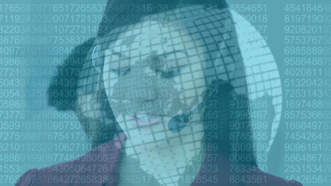 бинарная кодировка обработки данных и глобус над женщиной-исполнителем обслуживания клиентов, разговаривающей по телефону
