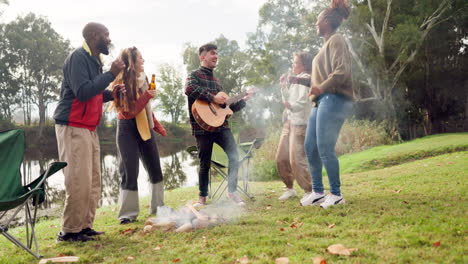 amigos, fuego de campamento y guitarra con canto