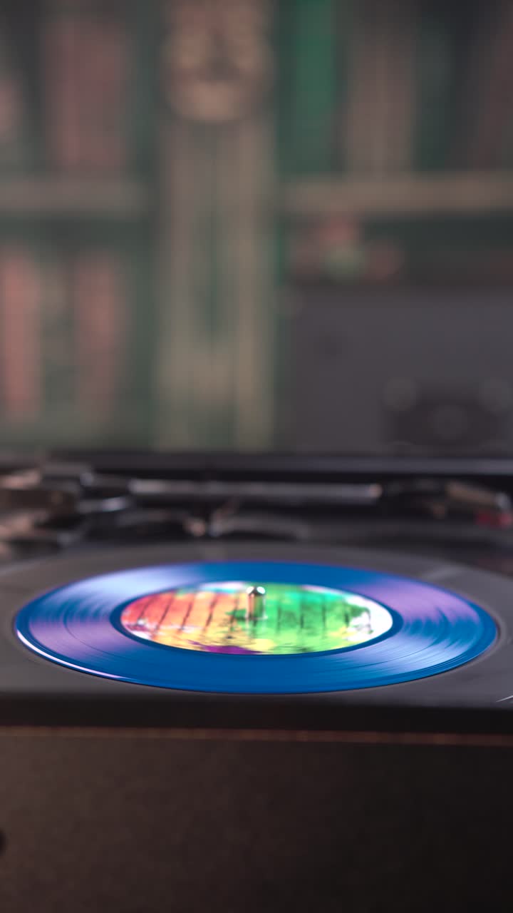 Vista verticale, riproduzione finale di un disco in vinile blu, primo piano