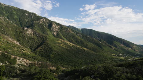 Crestas-Verdes-Escénicas-En-Los-Senderos-Bell-Canyon-En-Sandy,-Utah,-EE.UU.