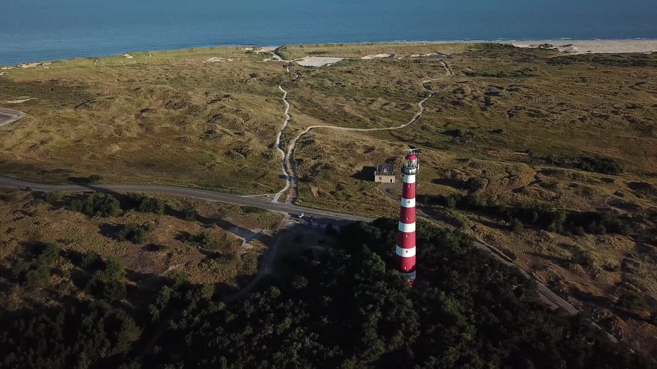 toma de drones del faro en la isla de ameland ubicada en los países bajos
