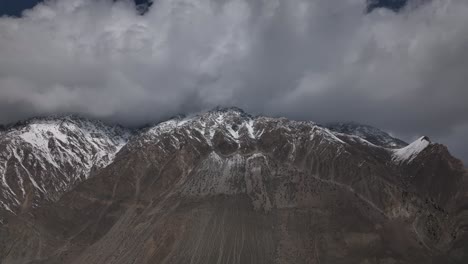 Nubes-Ominosas-Sobre-Picos-De-Montañas-Cubiertas-De-Nieve-En-Hunza,-Pakistán