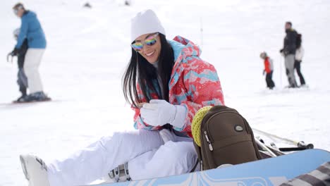 Glückliche-Junge-Frau-Posiert-Für-Ein-Selfie-Im-Schnee