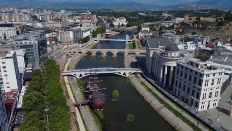 Drohnenvideo-Des-Flusses-Vardar-Und-Der-Brücken-Im-Stadtzentrum-Von-Skopje,-Mazedonien