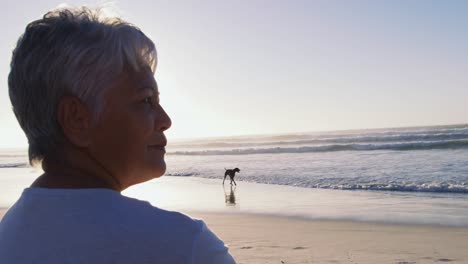 Ältere-Afroamerikanische-Frau,-Die-Am-Strand-Spaziert