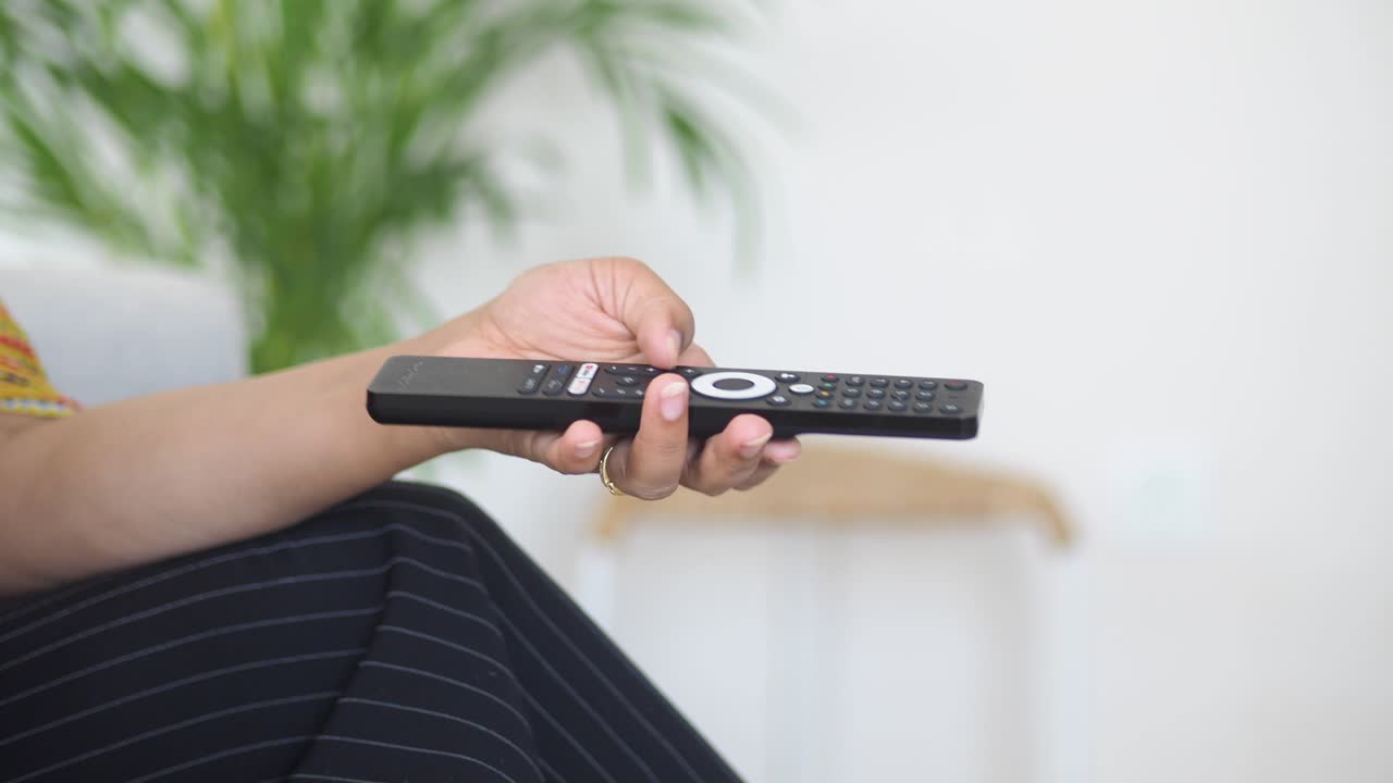 리모컨을 들고 있는 사람