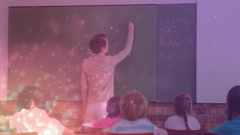 Animation-Von-Lichtpunkten-über-Einer-Kaukasischen-Lehrerin,-Die-Mit-Verschiedenen-Schulkindern-An-Bord-Schreibt