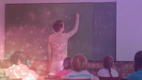 animación de puntos de luz sobre una maestra caucásica escribiendo a bordo con diversos escolares