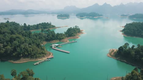 Imágenes-épicas-De-Drones-En-Cámara-Lenta-De-Bungalows-En-El-Parque-Nacional-De-Khao-Sok,-Tailandia