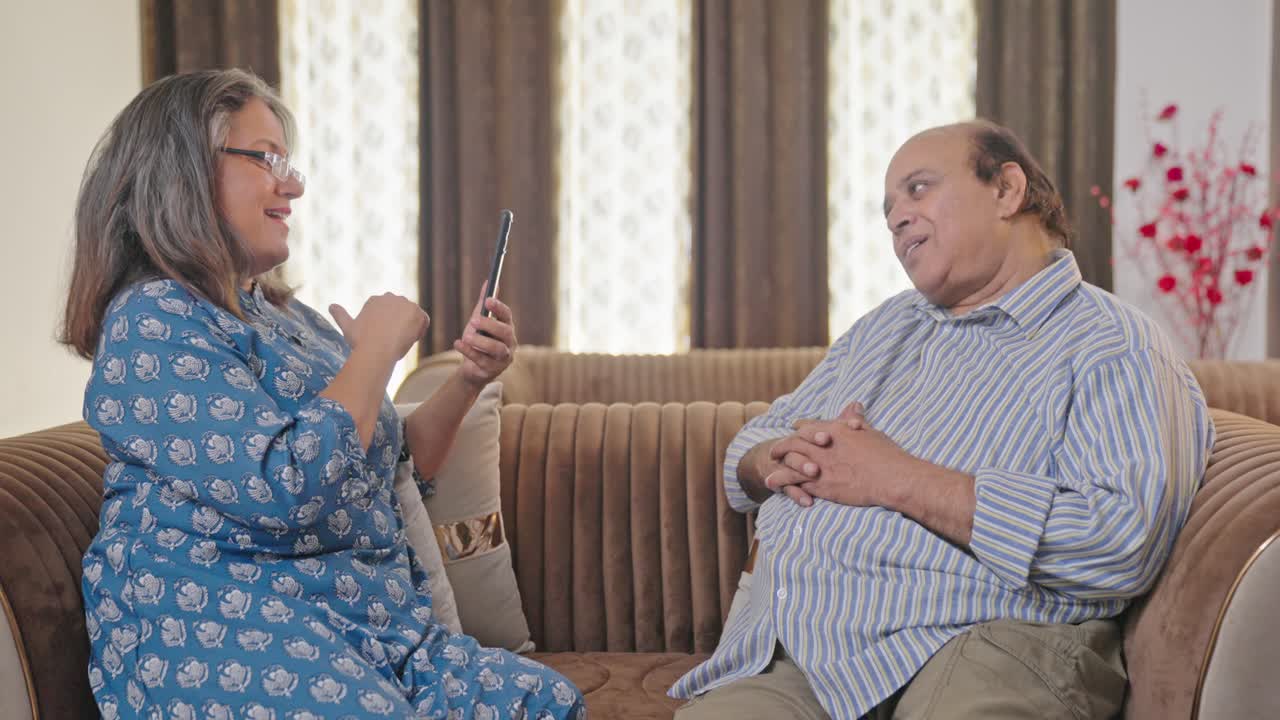 행복 한 인도인 아내 가 남편 의 사진 을 클릭 하고 있다