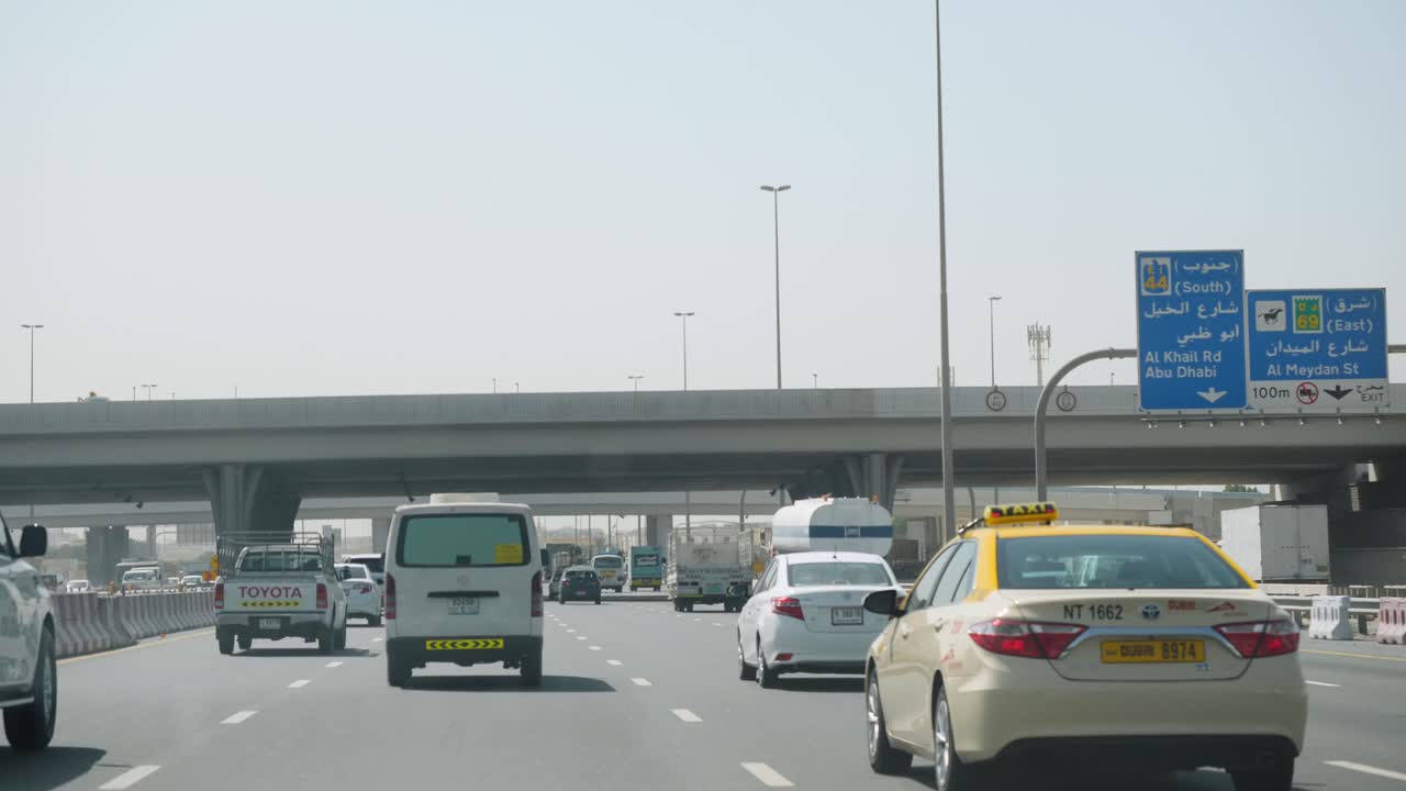 두바이의 고속도로 교통