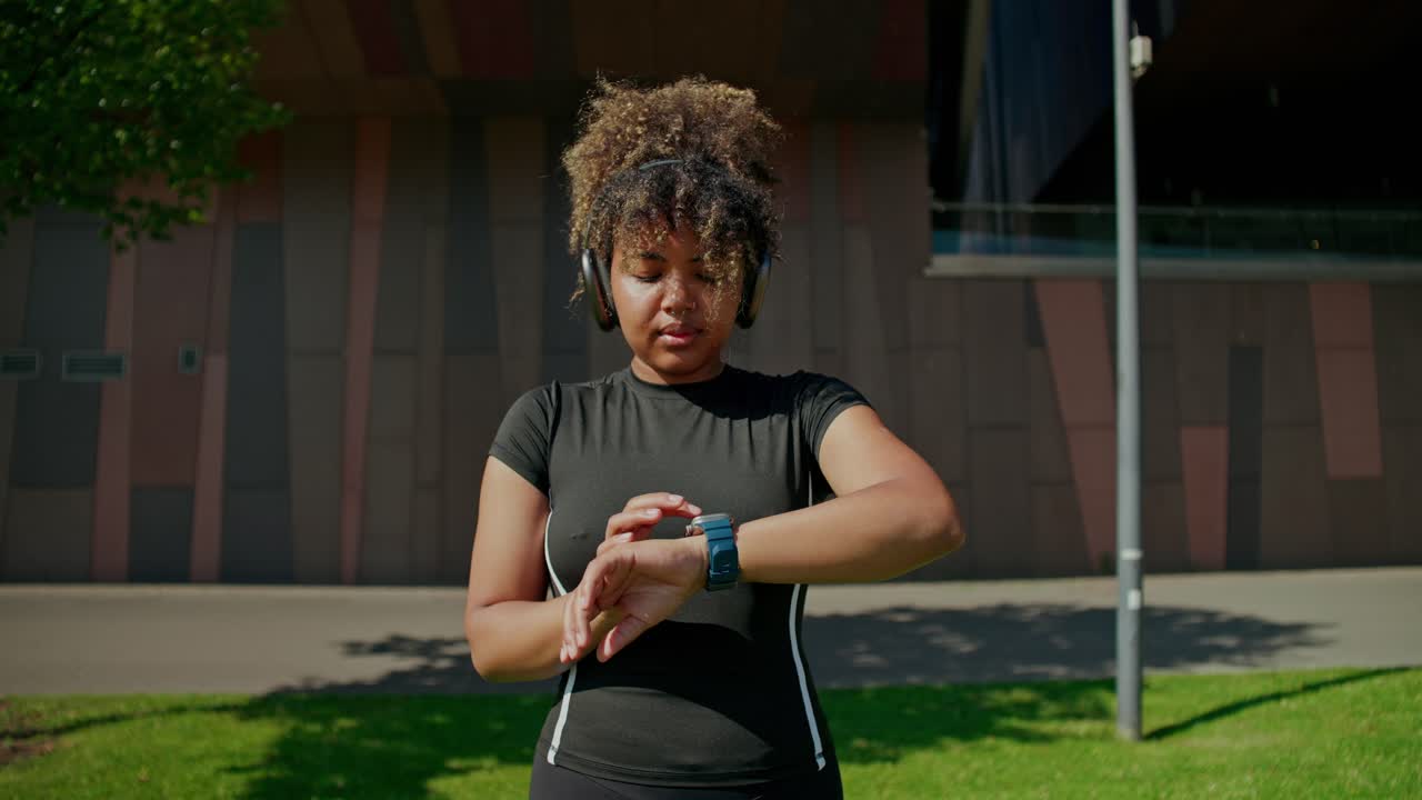 Femme utilisant une smartwatch en faisant de l’exercice en extérieur