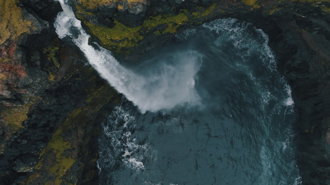 catarata de mulafossur, islas feroe: fantástica vista aérea de la hermosa cascada y el viento que mueve el agua