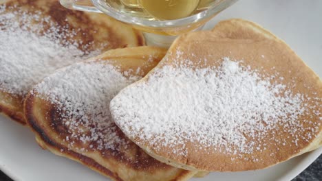 deliciosas panqueques en forma de corazón con miel y azúcar en polvo