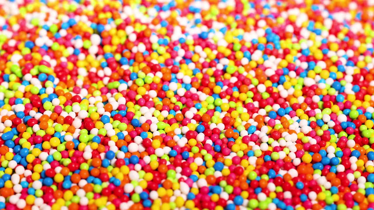 활기찬 스프링클이 끊임없이 이동하고 이동합니다.