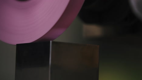 una rueda de molienda automatizada que nivela una pieza de metal en una fábrica automatizada de fabricación de piezas de automóviles