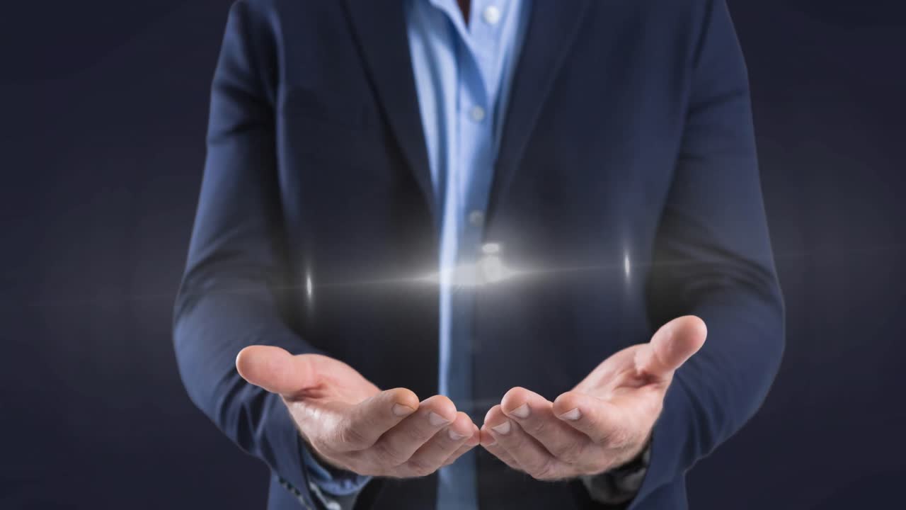 灰色の背景のビジネスマンの手の上に輝く光の点のアニメーション