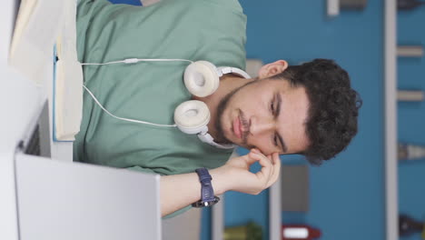 vídeo vertical de un estudiante masculino viendo información y contenido útil.