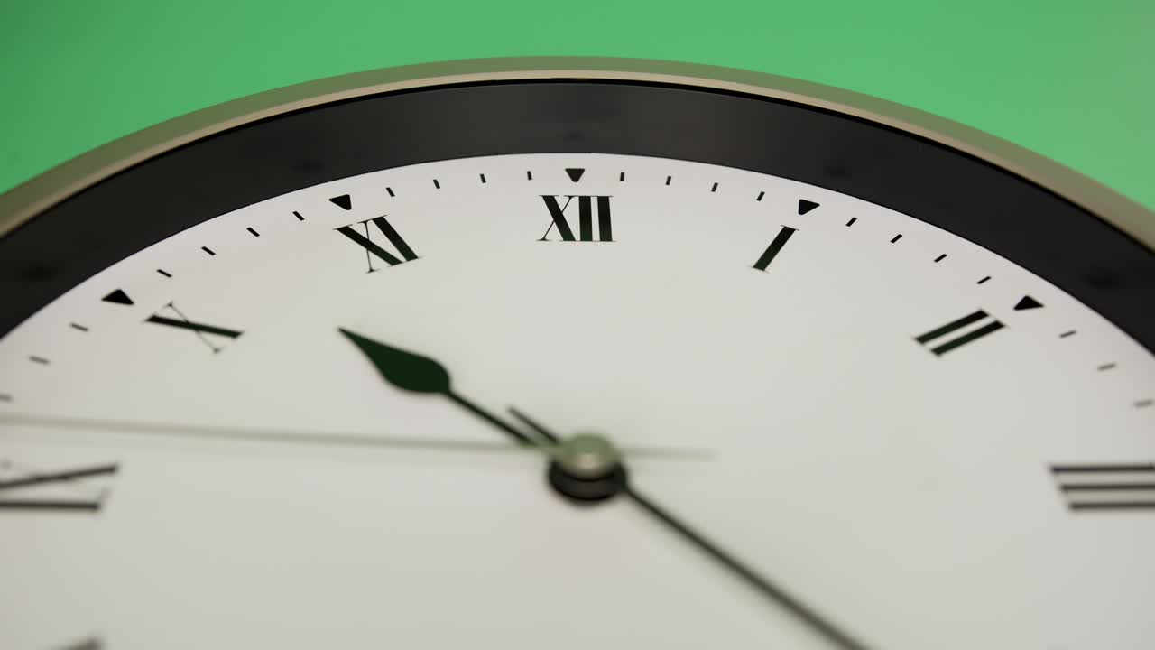 Primo piano, time lapse, l'orologio da parete bianco mostra il passare del tempo