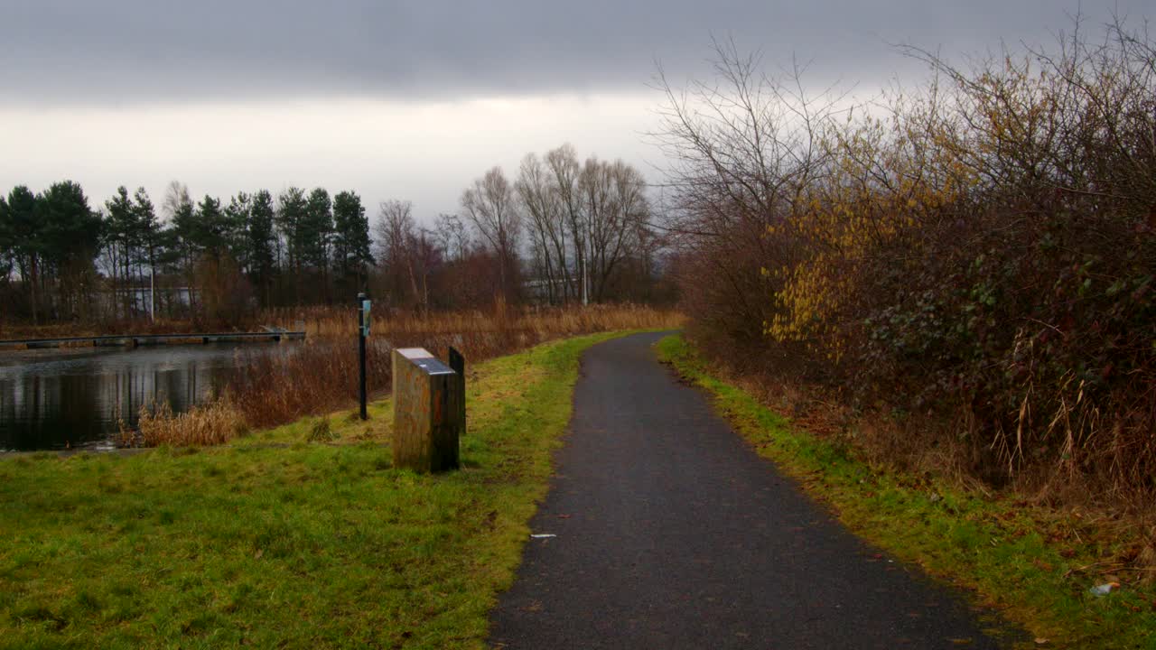 겨울에 포스 앤 클라이드 운하 견인 경로의 넓은  ⁇