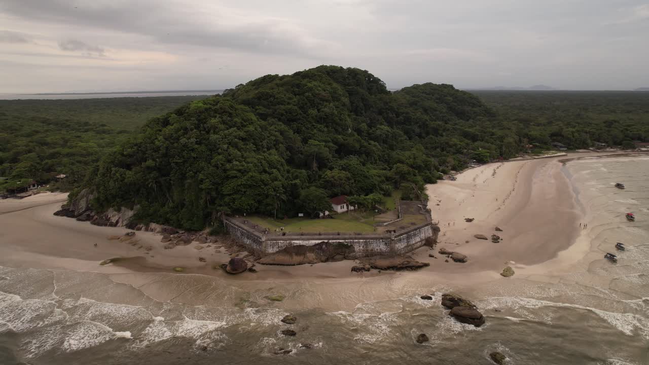 video aéreo de la fortaleza de nuestra señora dos placeres, isla do mel, paragua, parana, brasil