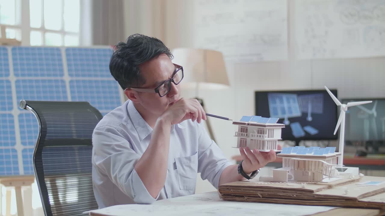 지속 가능한 집 모델을 검토하는 건축가