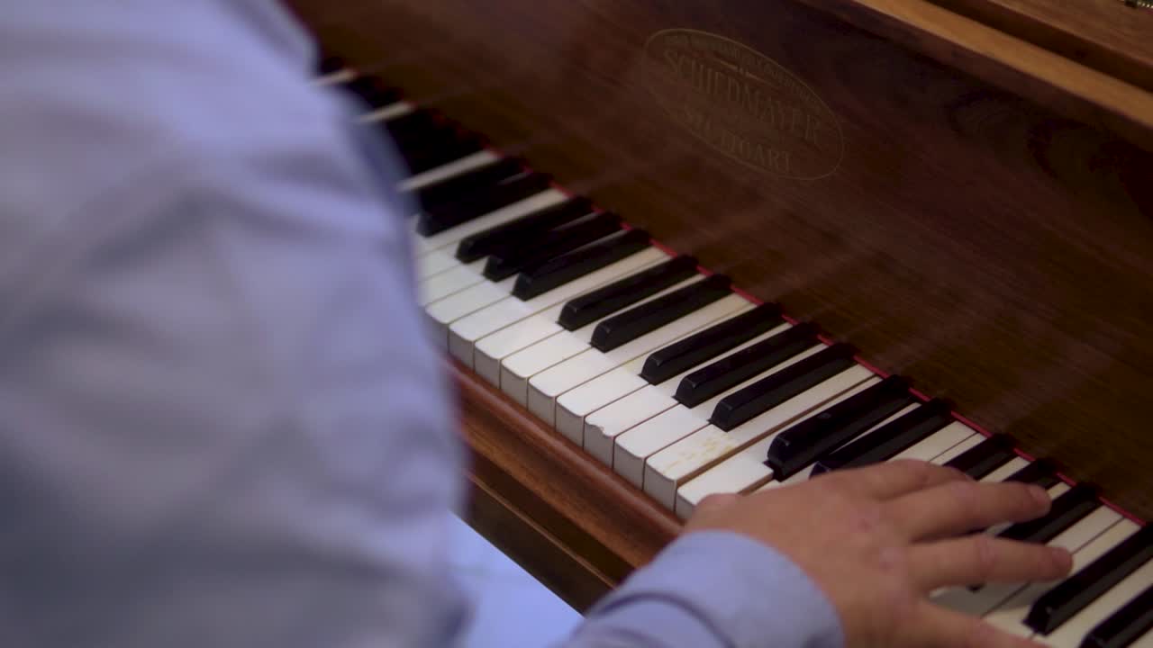 músico profesional toca el piano cerca de las manos y los botones terminan su actuación al final suelta las manos del piano a cámara lenta