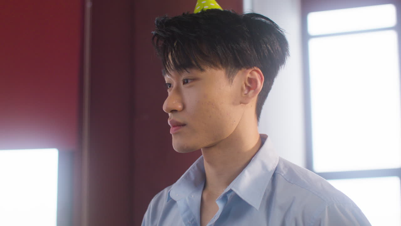 남자와 여자 샴페인 잔을 들고 사무실 파티에서 함께 이야기 닫습니다