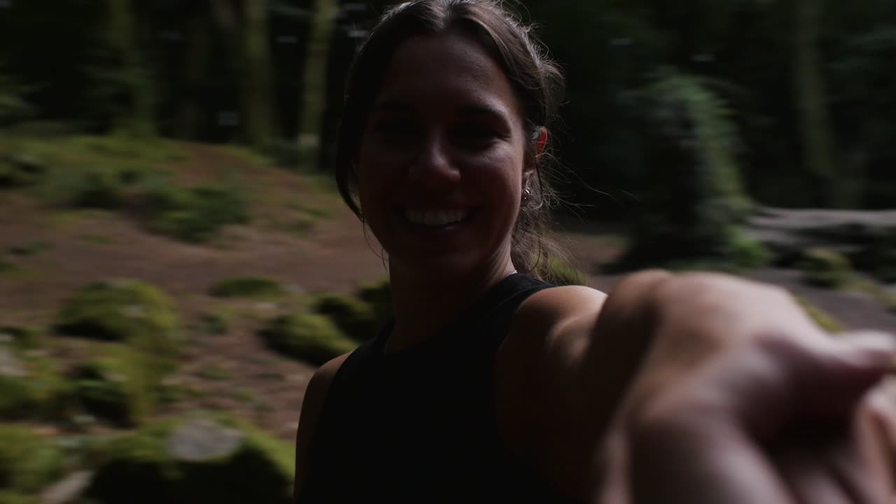 foto de una mujer latina feliz enamorada, girando de la mano