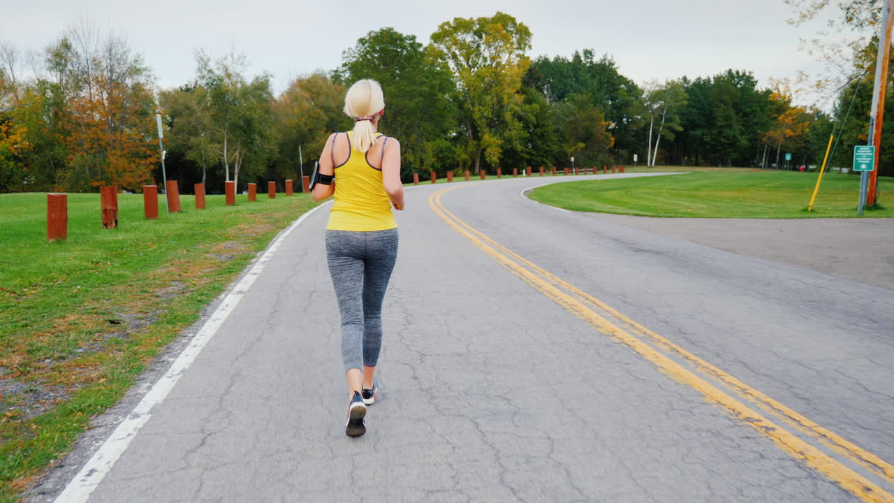 금발의 여자 조깅