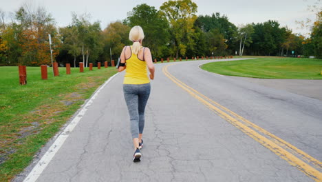 mujer rubia trotando