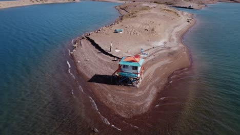 Órbitas-Aéreas-Cabaña-De-Rescate-Acuático-En-La-Costa-De-La-Península-Del-Embalse-Hidroeléctrico