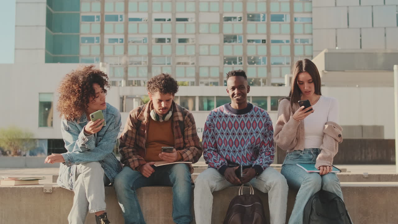 Studenti che usano smartphone nel campus