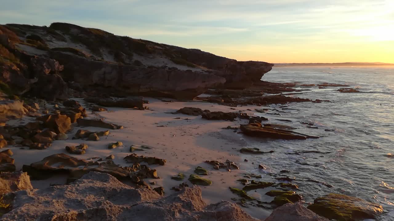 paisaje escénico del mar rocoso con olas al amanecer