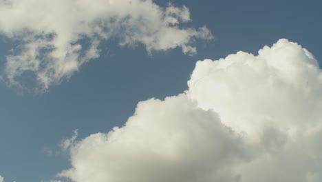 Langsam-Ziehende-Wolken-Am-Abend