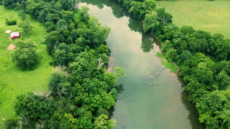 Una-Foto-De-Un-Dron-De-Un-Hermoso-Río-Shenandoah-Y-Sus-Alrededores