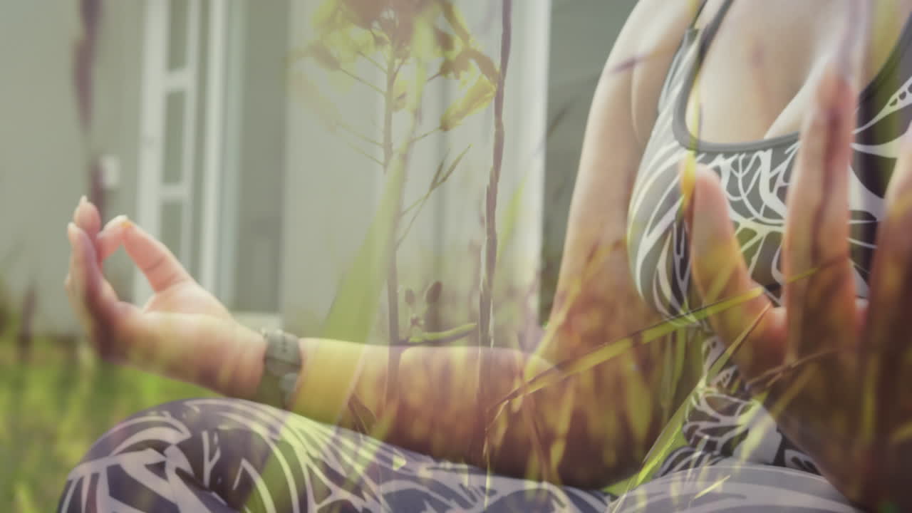 animación de hierba sobre mujer caucásica practicando yoga y meditando en casa
