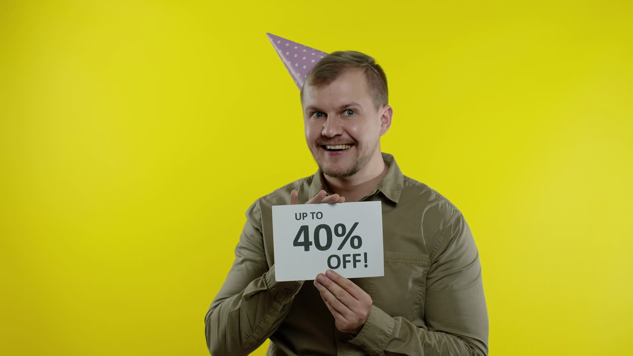 un cliente de la tienda asombrado. un hombre mostrando hasta un 40 por ciento de descuento en señales de inscripciones. concepto de black friday