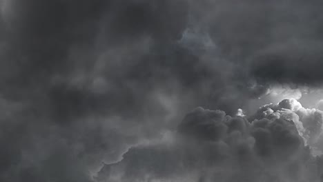 nubes de tormenta oscuras y relámpagos