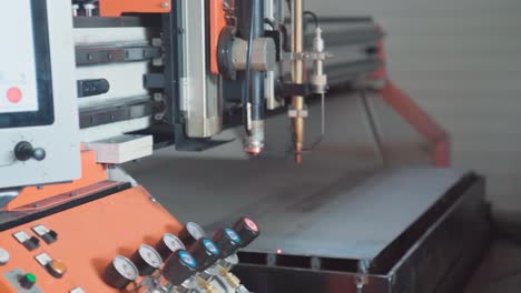 cortador de máquina de plasma cnc que se mueve a través de la placa de metal