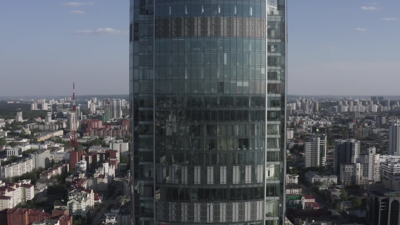 edificio de gran altura en una ciudad