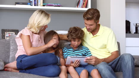 Familie-Auf-Der-Couch-Schaut-Auf-Tablet-PC