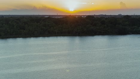 Puesta-De-Sol-En-Clear-Lake-City,-Texas-2