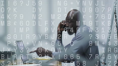 animación del procesamiento de datos sobre un hombre de negocios afroamericano que usa un teléfono inteligente