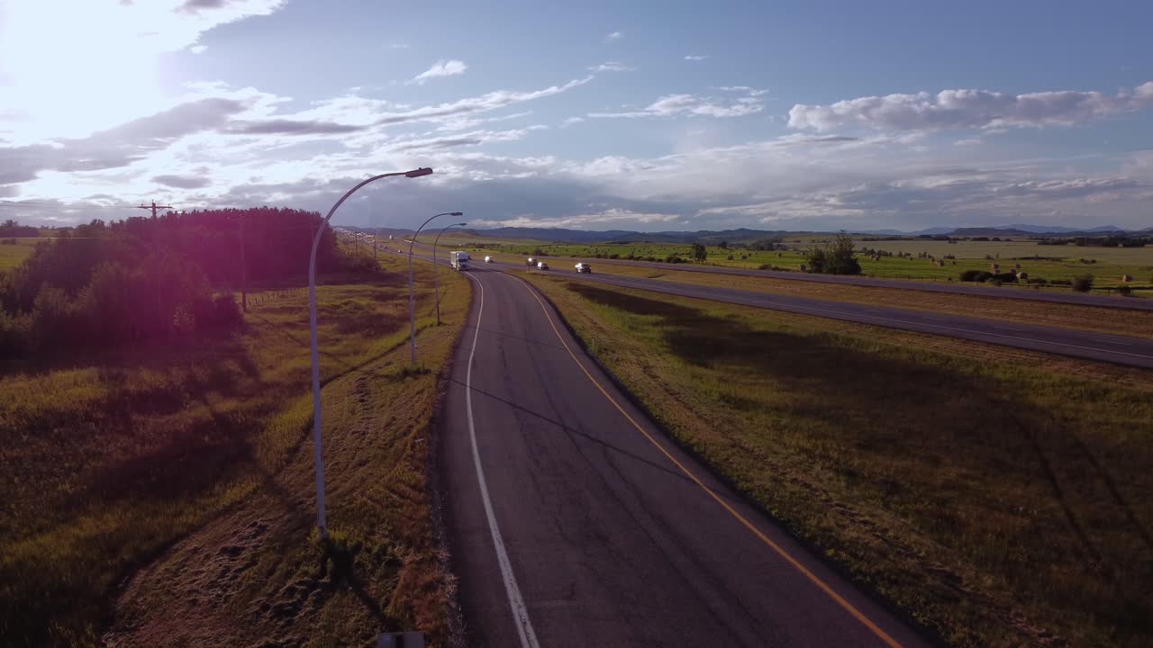 semi camión estacionado por autopista se acercó sun flare coche pasar por