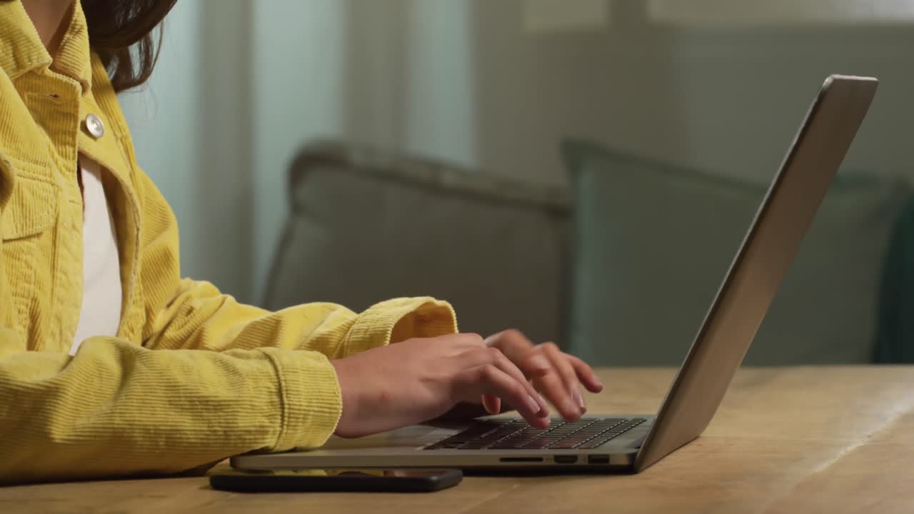 mujer caucásica usando una computadora portátil