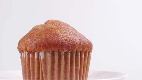 Muffins-Banana-Con-Fondo-Blanco-Enfoque-Superficial-Y-Girando-Lentamente