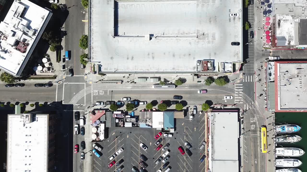 피셔맨스 워프 주차장 오른쪽에서 왼쪽으로 조감도가 보이고 트램이 지나가고 있는 샌프란시스코